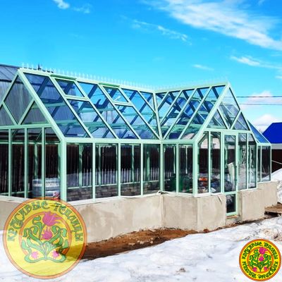 Базовая комплектация теплицы в английском стиле с холлом из стекла и алюминия НОТТИНГЕМ 9000 х 3000 мм с холлом 3000 х 1500 мм