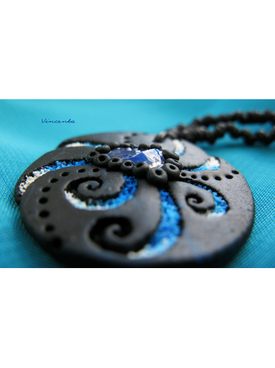 Цветок Феникса. Авторский кулон с лунным камнем