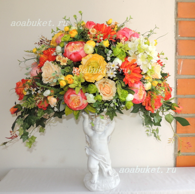 Композиция яркая из искусственных цветов на статуэтке Ангелочка № СА018/можно купить в Москве