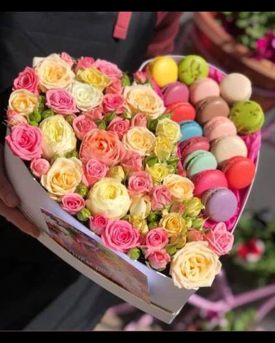 Большая коробка "Сердце" с розочками и 12 макарунами