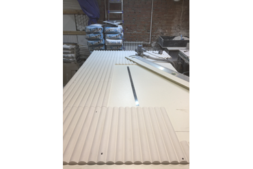 С помощью фрезера и направляющей, как циркулем, были вырезаны окружности нужного размера.