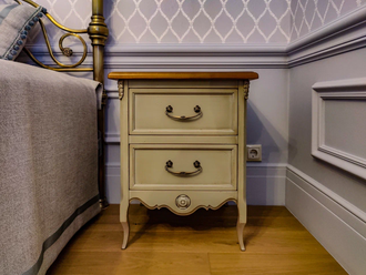 Тумба прикроватная в классическом стиле, 2 ящика.