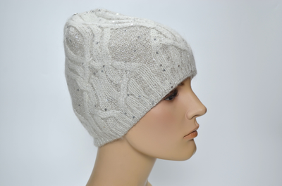 Вязаная шапка косами для женщин