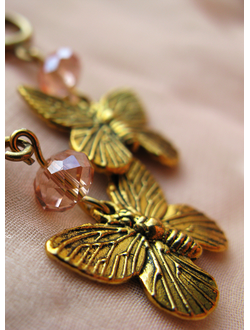 Рассветные бабочки. Золотые серьги-бабочки с хрустальными бусинами