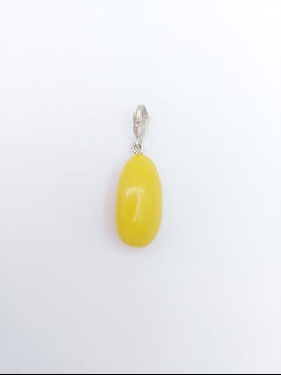 Кулон овальный из матового янтаря 08588