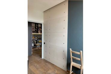 Смонтированные панели в уже обустроенном интерьере.