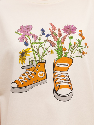 Женская футболка светлая "Цветочные кеды"