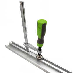 Винтовая струбцина для установки в паз