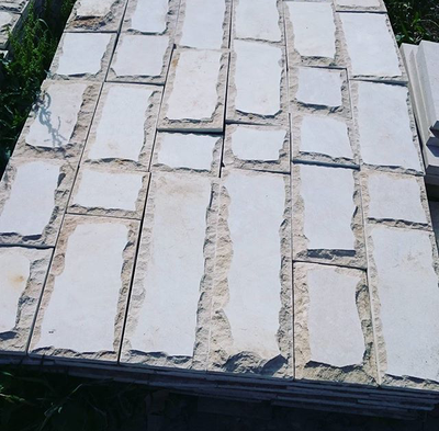 Мекегинский камень с гладкой сердцевиной, со сколом