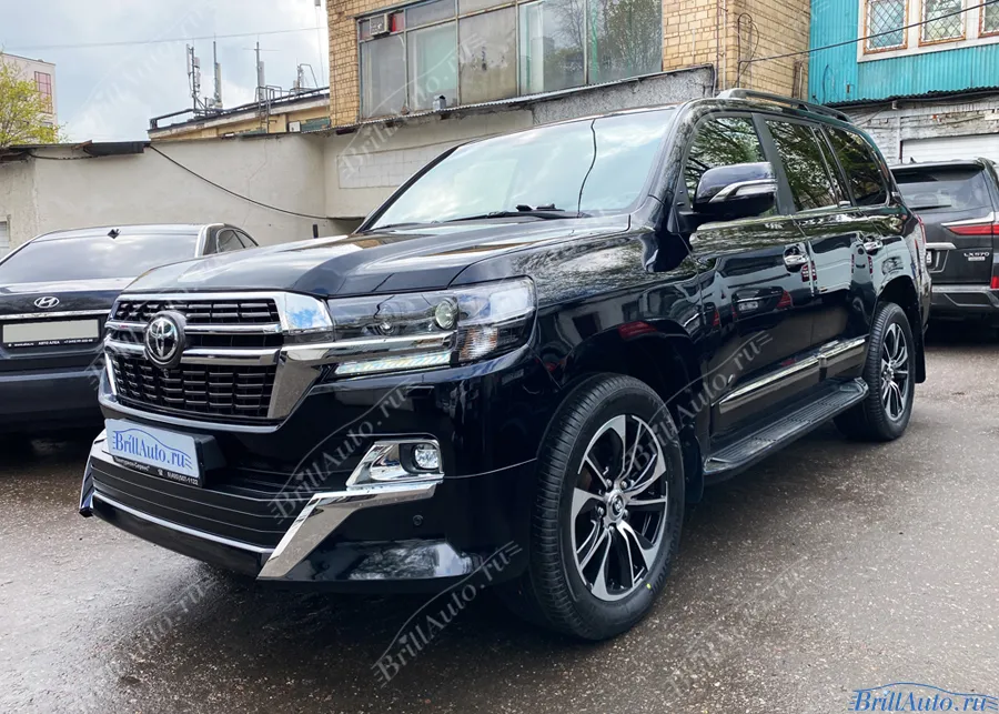 Рестайлинг Land Cruiser 200 из 2012 в 2021 Lounge