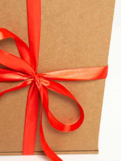 Подарочная коробка GILEV 32x22x10см с наполнителем и красной лентой