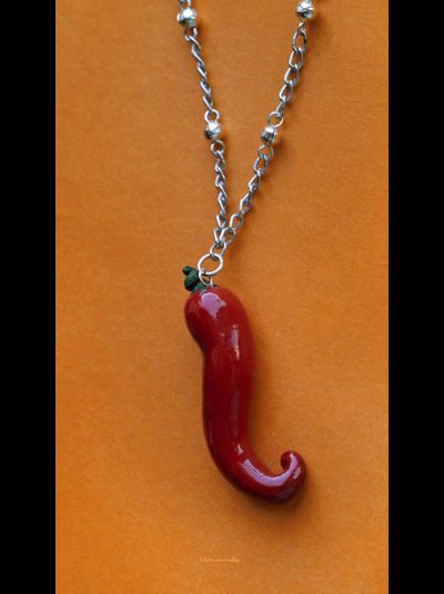 "Добавь перчика!" Яркий кулон с перцем Чили