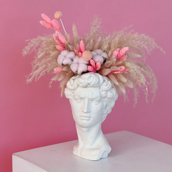 Давид с сухоцветами