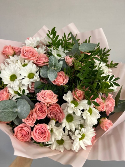 Букет с розой и хризантемой