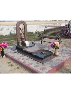 Памятник Золотая скульптура с аркой