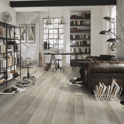 Виниловый пол Wineo 400 Wood Eternity Oak Grey DLC00121 в интерьере гостиной