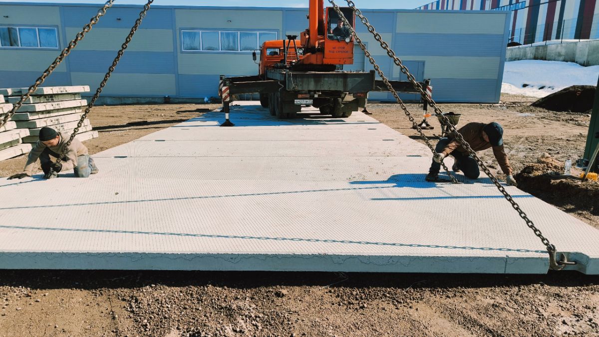Работа укладчиков дорожных плит