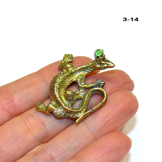 Фигурка металл №3-14: ящерка объемная (зеленые стразы) - цвет "латунь" - 31*26*11мм