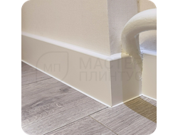 Плинтус ХДФ Dollken Cubu Flex Life 80мм Х 2,5 м Белый RAL 9003 в интерьере 4