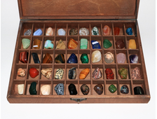 Коллекции камней в коробках с ячейками