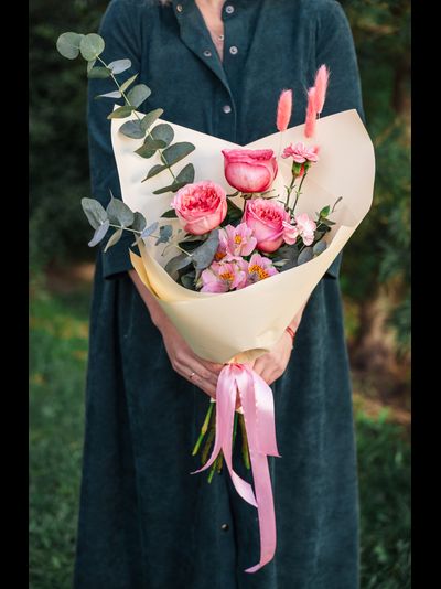 Пионовидные розы с сухоцветами