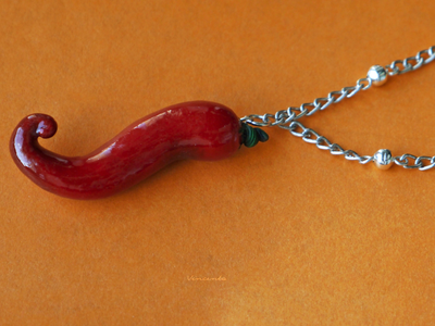 "Добавь перчика!" Яркий кулон с перцем Чили