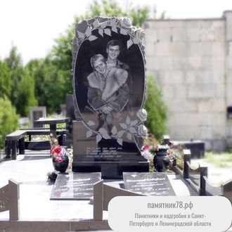 Высокий Двойной памятник с розами