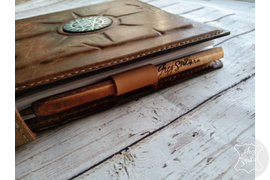 кожаный ежедневник с объемным тиснением и шильдой с серебряным рисунком