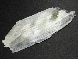 Брусит (немалит) светло-зеленый, волокнистый брусит, коллекционный образец, Россия, КЧР, Урупский район, м-ние Мощевая балка (49*18*3 мм, 2,3 г) №29688