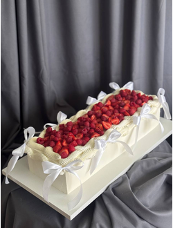 Торт с красными ягодами и рюшами (6-9кг)