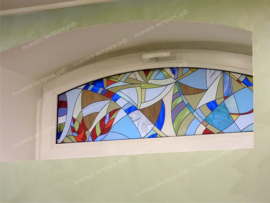 Фото окна с витражной пленкой в освещенном интерьере