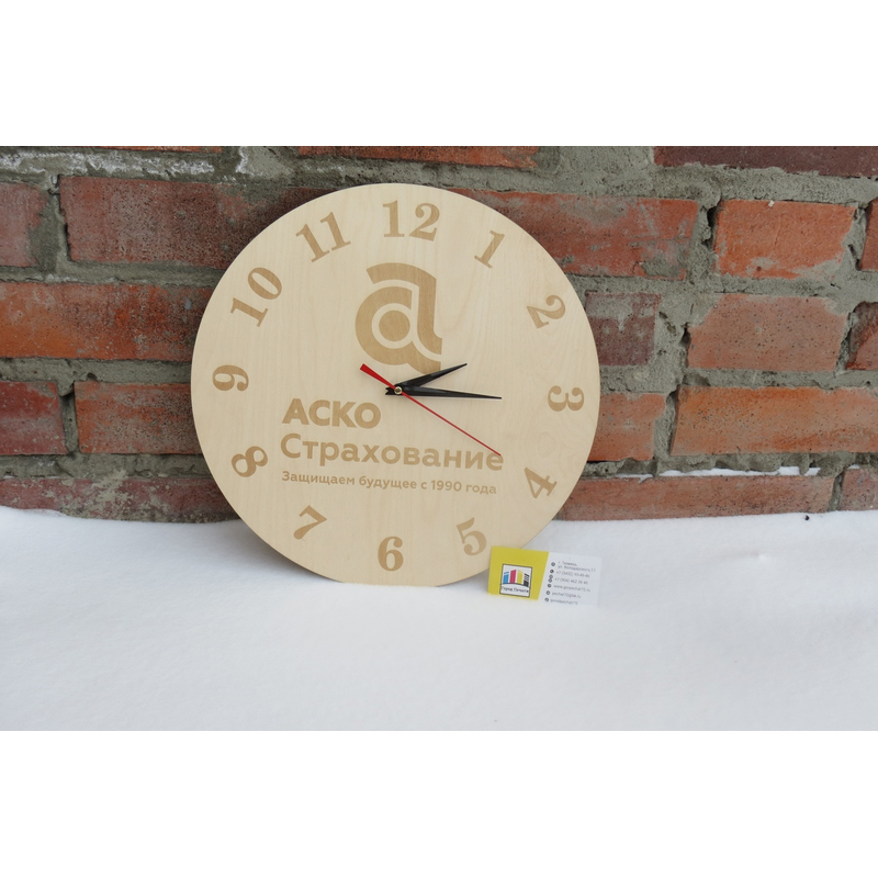 Часы с логотипом компании из дерева в Тюмени