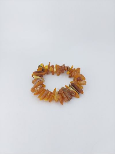 Браслет из необработанного янтаря на резинке
