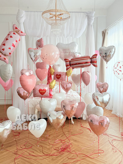 Нежное оформление интерьера спальни розовыми белыми и серебряными гелиевыми шарами сердцами Троицк Н