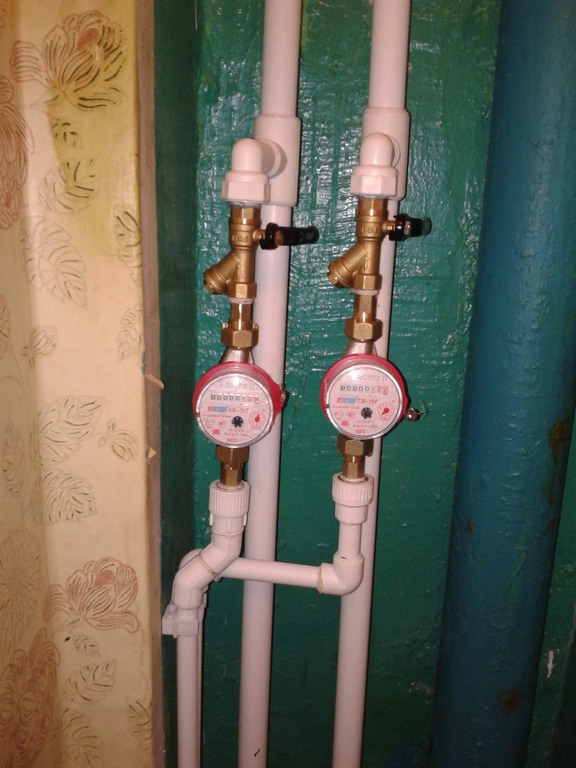 Монтаж водосчетчиков на полипропиленовые трубы. Полипропиленовые трубы в ванную. Установка счетчиков на полипропиленовые трубы. Полипропилен к счетчику. Водоснабжение в квартире.