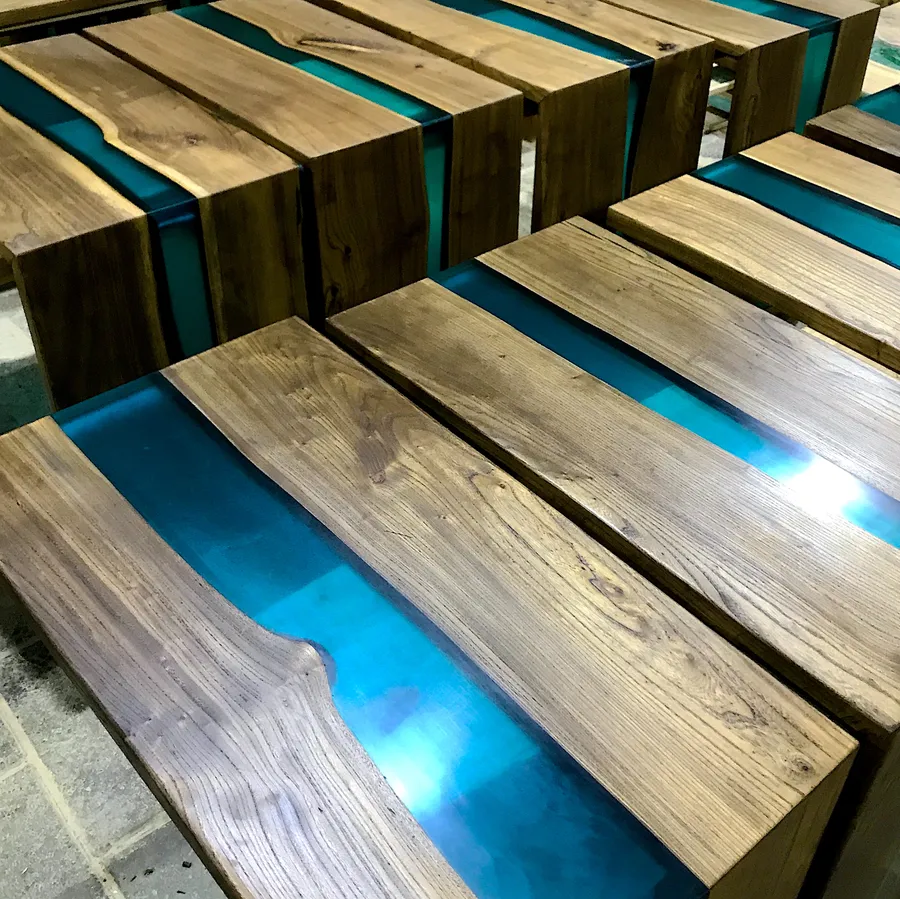 Стол-река из слэбов карагача в тонировке. Модель для крепления к стене. Работа spilcenter.com, отель, г.Сочи