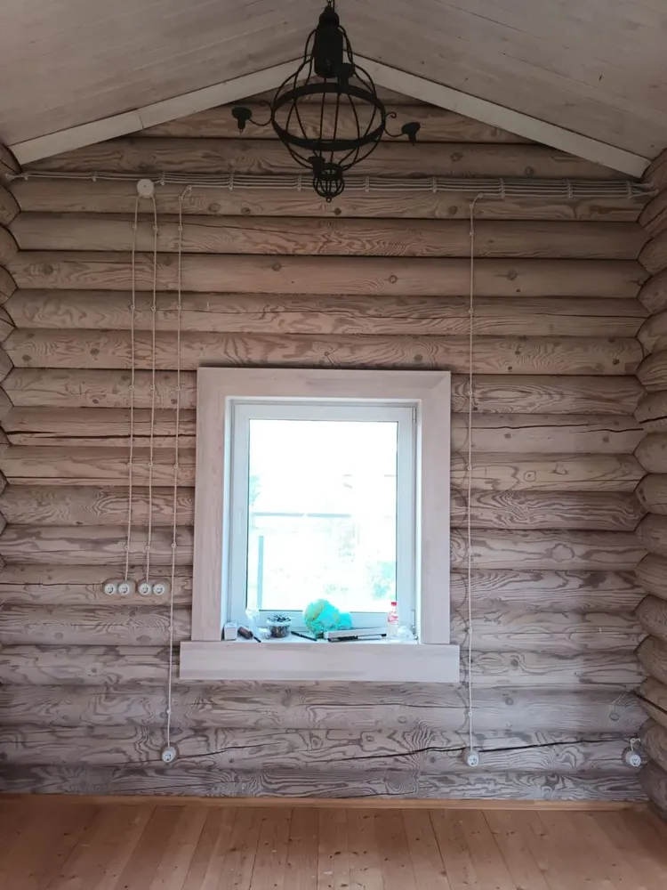 бревенчатая стена с окном