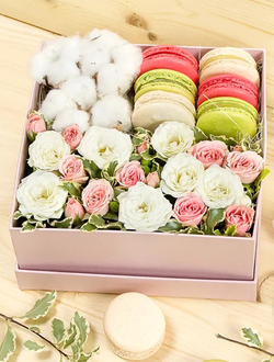 Цветочный бокс с макаронс