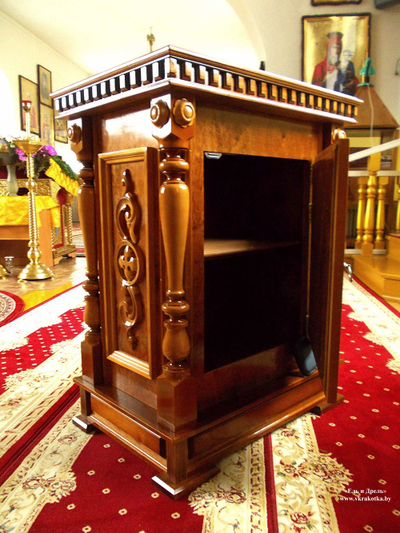 Поминальный столик с дверкой