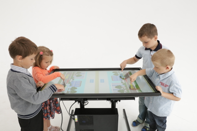 Занятия на интерактивном столе логопеда Виэль
