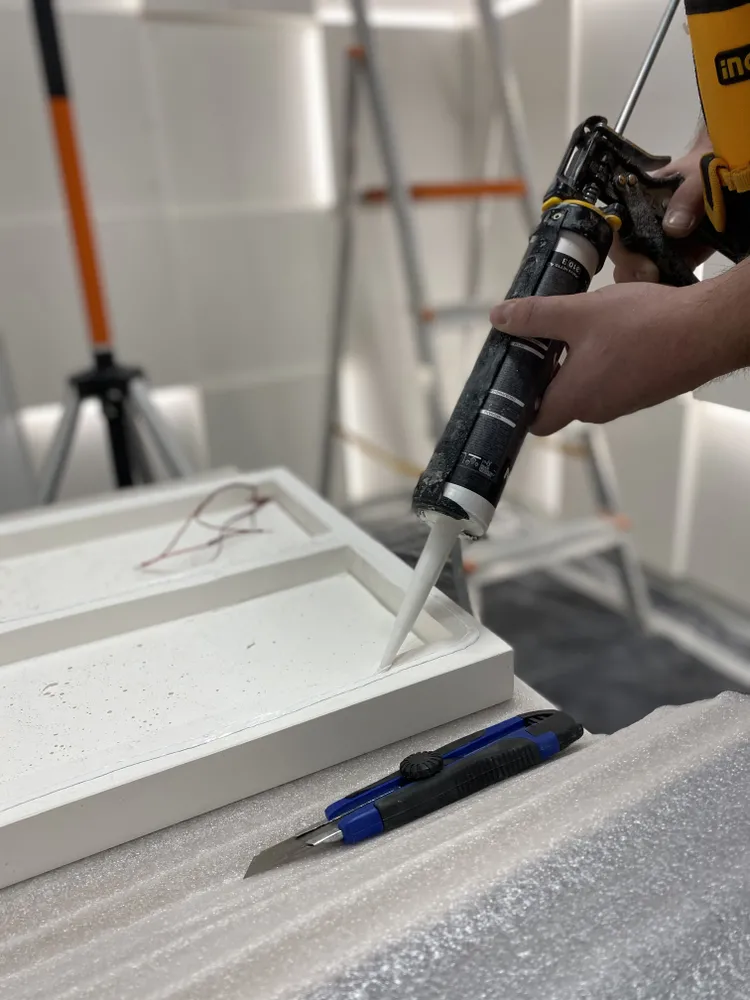 Панели клеим на клей (Axton гибридный полимер) и прикручиваем на саморезы.