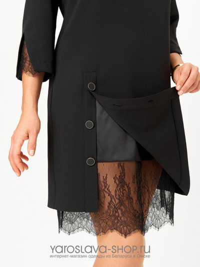 Женское платье прямого силуэта в черном цвете с кружевом