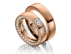 Обручальные кольца из красного золота с бриллиантами в женском кольце гладкие с поперечной полосой