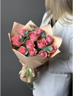 Букет из 11 розовых роз с  ароматным эвкалиптом