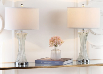 Настольная лампа хрустальная с рифленым основанием в форме песочных часов.