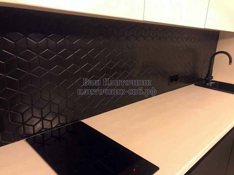 Укладка фартука на кухне из черной керамической мозаики ромбы