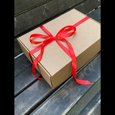 2 штуки - Подарочная коробка с наполнителем КРАФТ и красной лентой (37x26x12 см)