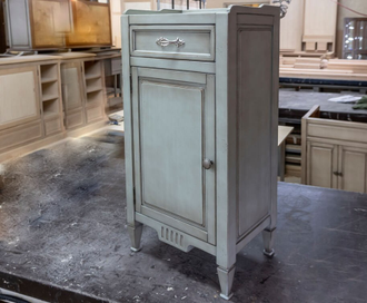 Тумба с выдвижным ящиком и нижней дверью.