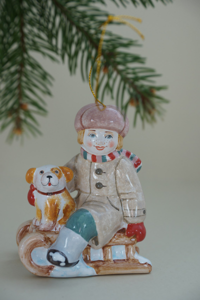 Мальчик на санях с собачкой