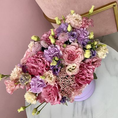 Букет в шляпной коробке микс цветов №4 S